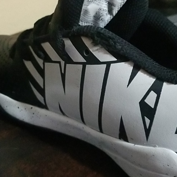 Nike Team Hustle Quick Shoes Black White Size 4.5 - Picture 4 of 9